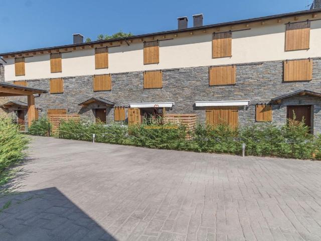 Casa adosada en venta en Fontanals de Cerdanya. Adosada nueva con jardín. Casas adosadas Fontanals de.