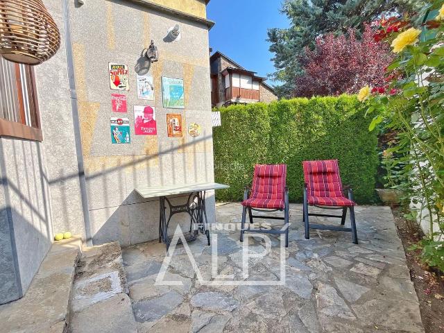 Casa adosada en venta en Fontanals de Cerdanya. Gran casa esquinera en Urtx. Casas adosadas Fontanals de.
