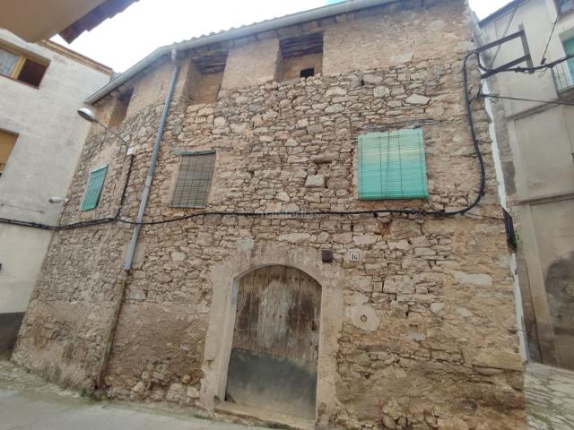 Casa adosada en venta en Fatarella La. Casa rústica en el municipio de La Fatarella 3 plantas, 300 m² construidos, con acceso desde 2 calles. Casas adosadas Fatarella.