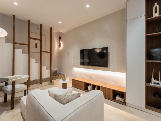Casa adosada en venta en Figueres, Centre. Casa completamente reformada con terraza en Figueres. Casas adosadas.