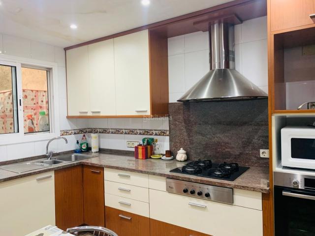 Casa adosada en venta en Figueres, Centre. Venta casaedificio residencial céntrico. Casas adosadas.
