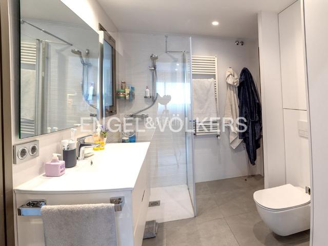 Casa adosada en venta en Figueres, Poble Nou Olivar Gran. Casa esquinera totalmente reformada en Figueres con terrazas y garaje. Casas adosadas.