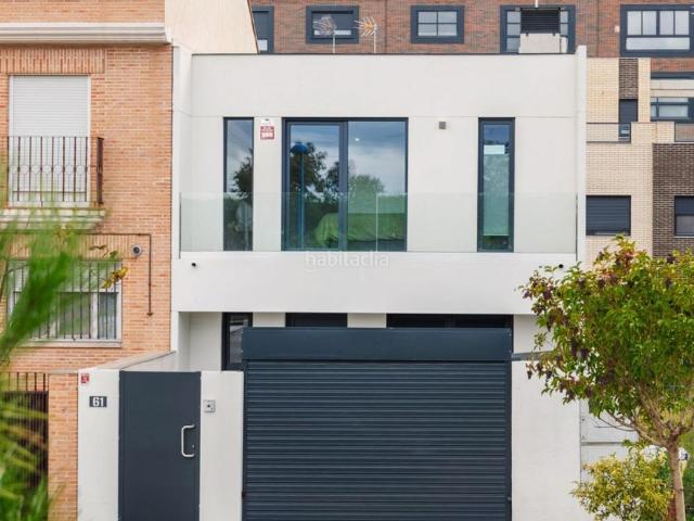Casa adosada en venta en Flaçà. Vivienda unifamiliar de obra nueva Llave en mano Diseño moderno. Casas adosadas.