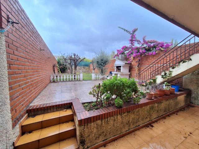 Casa adosada en venta en Fuenlabrada, Fuenlabrada II El Molino. MAGNIFICA VIVIENDA CON UN JARDIN DE 100M Y AMPLIO GARAJE ZONA LAS VILLAS !. Casas adosadas.