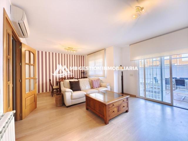 Casa adosada en venta en Fuenlabrada, La Serna. MB GESTIÓN INMOBILIARIA TE OFRECE CHALET ADOSADO SEMINUEVO EN URBANIZACIÓN PRIVADA CON PISCINA!. Casas adosadas.