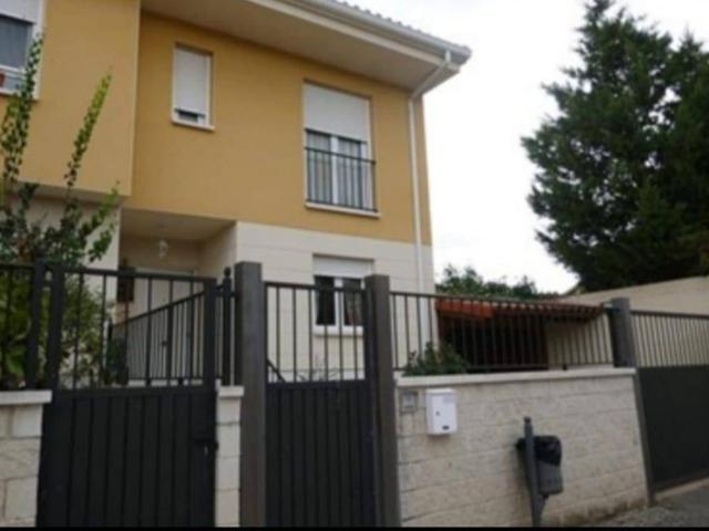 Casa adosada en Venta en Fuensaldaña