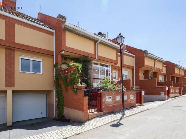 Casa adosada en Venta en Fuensaldaña
