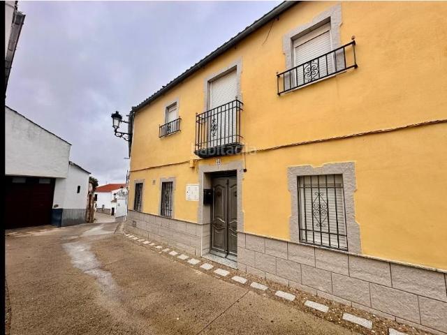 Casa adosada en venta en Fuente Obejuna. Amplia casa con patio, garaje y gran potencial en el centro de Fuente Obejuna. Casas adosadas Fuente.