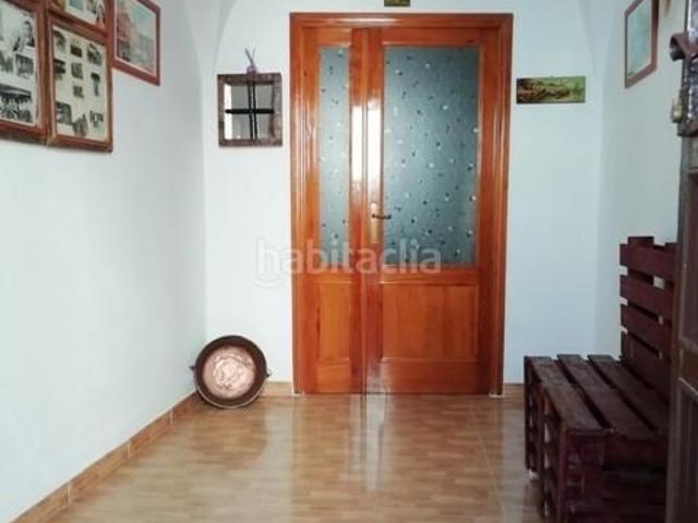 Casa adosada en venta en Fuente Obejuna. ¿Buscas algo próximo al Centro amplio y luminoso? Casa totalmente reformada en el municipio de Fuente Obejuna situada en la Aldea. Casas adosadas Fuente.