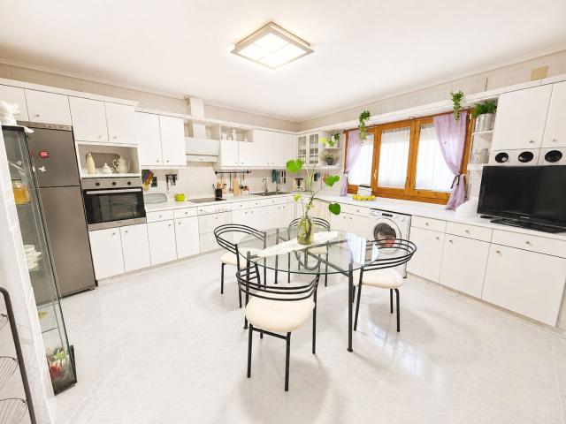 Casa adosada en venta en Fuentes de Ebro. Espectacular Chalet en el corazón de Fuentes de Ebro. Casas adosadas Fuentes de.