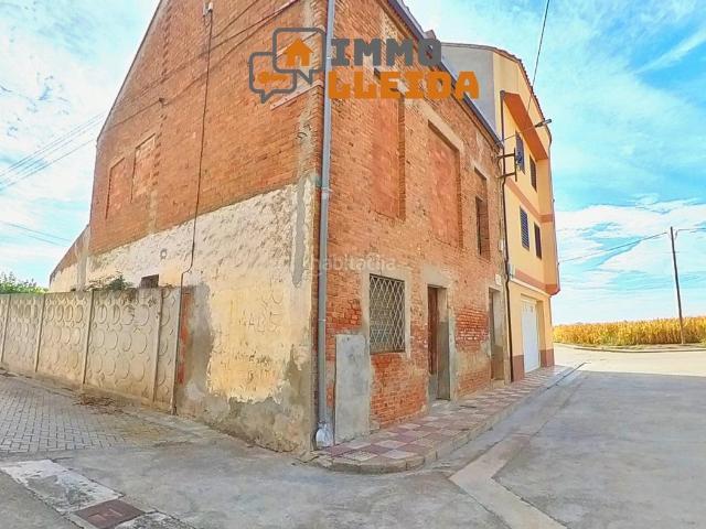 Casa adosada en venta en Fuliola La. OPORTUNIDAD Almacén y solar urbano en Boldú. Casas adosadas Fuliola.