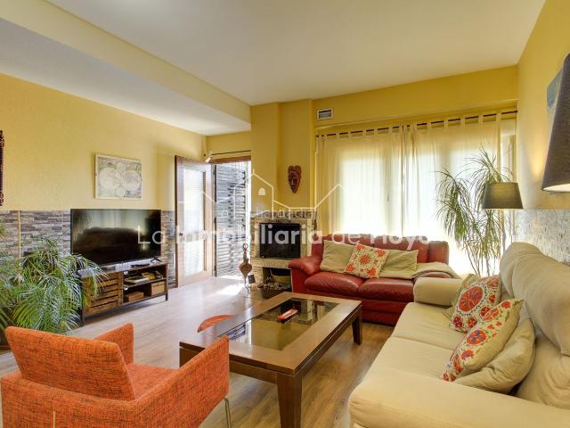 Casa adosada en venta en Hoyo de Manzanares. Magnífico chalet adosado en una de las urbanizaciones más demandadas de Hoyo de Manzanares Se ofrece este estupendo chalet adosado. Casas adosadas Hoyo de.