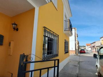Casa adosada en venta en Hornachos. DESCRIPCIÓN Vivienda unifamiliar adosada tipo dúplex en Calle Eras 10, Hornachos Badajoz. Construida en 1995, se ubica en una parc. Casas adosadas.