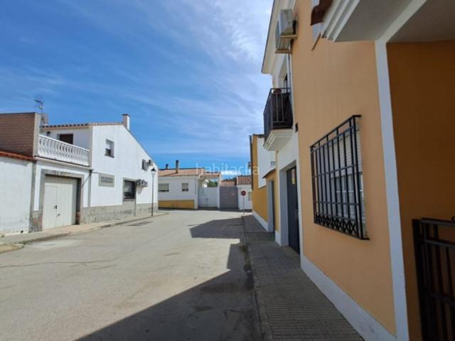 Casa adosada en venta en Hornachos. DESCRIPCIÓN Vivienda unifamiliar adosada tipo dúplex en Calle Eras 10, Hornachos Badajoz. Construida en 1995, se ubica en una parc. Casas adosadas.