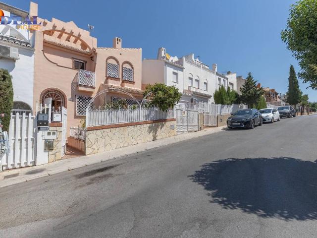 Casa adosada en Venta en Huétor Vega