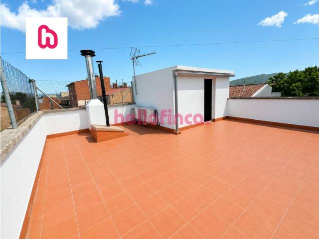 Casa adosada en venta en Igualada, Llevant. Casa adosada con jardín, terraza solárium y parking de 50m. Casas adosadas.