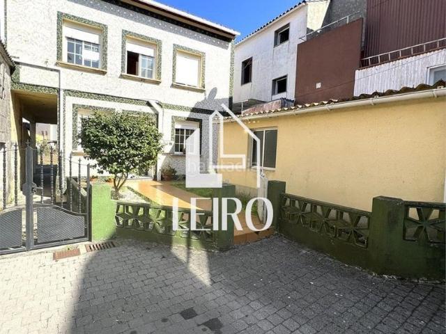 Casa adosada en venta en Illa de Arousa A. CASA CÉNTRICA Y CASA DE PIEDRA A REHABILITAR CON TERRENO ILLA DE AROUSA. Casas adosadas Illa de Arousa.