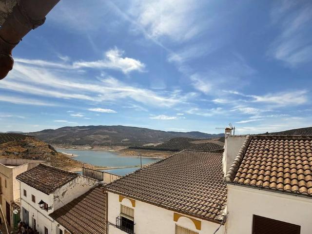 Casa adosada en Venta en Iznájar