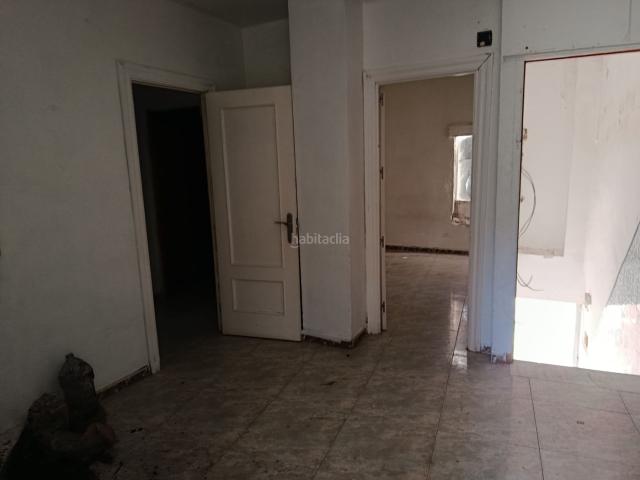 Casa adosada en venta en Iznalloz. Casa a reformar con estupendas vistas al barranco. Casas adosadas.