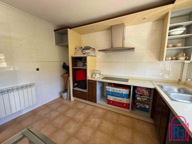 Casa adosada en venta en Onzonilla. Chalet pareado en urbanización cerrada en Onzonilla con dormitorio en planta baja. Casas adosadas.
