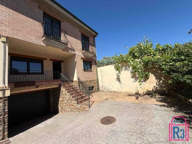 Casa adosada en Venta en Onzonilla