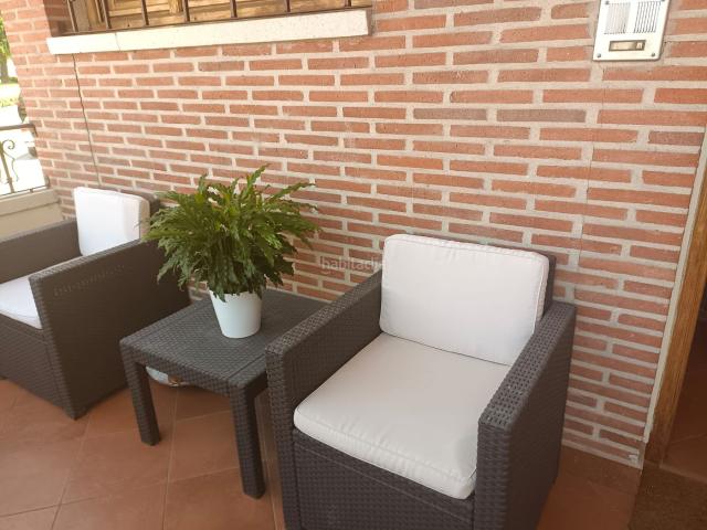 Casa adosada en venta en Olmedo. Oportunidad Adosado Seminuevo en Olmedo de cuatro dormitorios, dos baños. Casas adosadas.