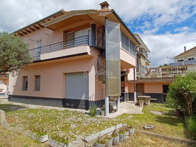 Casa adosada en venta en Olot. Casa esquinera con excelente ubicación, tanto en orientación como en accesibilidad. Casas adosadas.