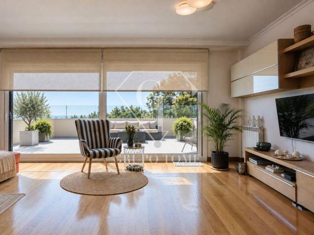Casa adosada en venta en Orio. Vivienda de cuatro plantas con terrazas y vistas a la ría de Orio. Casas adosadas.