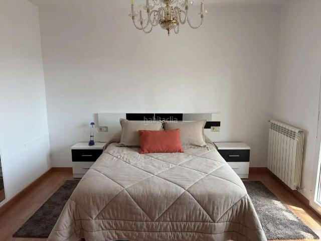 Casa adosada en venta en Oroso. Casa reformada con jardín privado, bodega y 45 dormitorios en Oroso. Casas adosadas.
