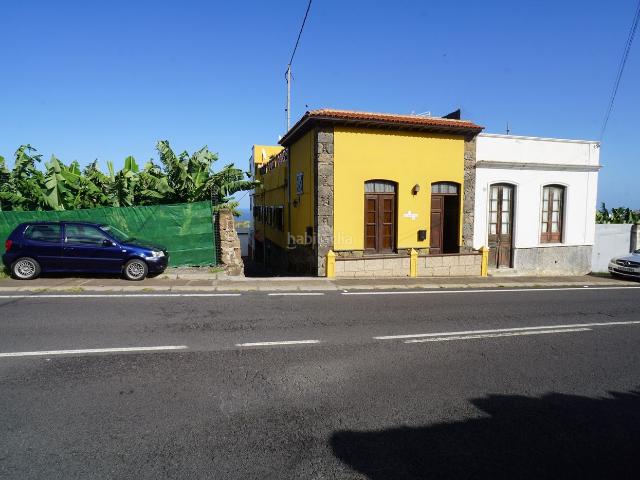Casa adosada en venta en Silos Los. Preciosa casa del año 1940, con altos techos y completamente restaurada, ubicada en el encantador pueblo de Los Silos.Se trata de. Casas adosadas Silos.