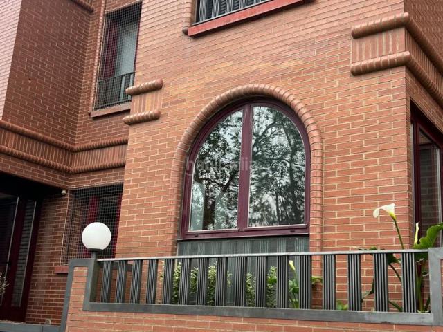 Casa adosada en venta en Logroño, Avenida Madrid. ocasion y novedad en zona avda madrid amplio adosado de 300m2 con atico bodega y zona privada con piscina. Casas adosadas.