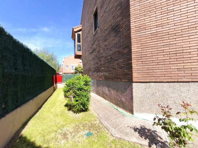 Casa adosada en venta en Logroño, Avenida Madrid. Se presenta una excepcional casa adosada en esquina en venta, situada en el prestigioso barrio de Avenida de Madrid, en Logroño. E. Casas adosadas.