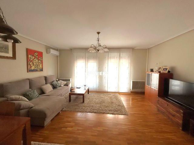 Casa adosada en venta en Logroño, El Arco. Adosado en venta en Avda. Burgos, 4 dormitorios. Casas adosadas.