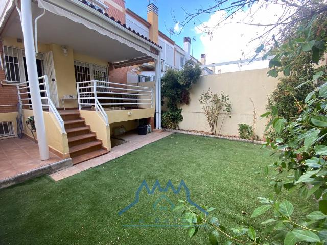 Casa adosada en Venta en Los Rosales