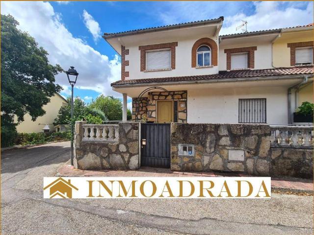 Casa adosada en Venta en La Adrada
