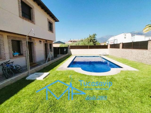 Casa adosada en Venta en La Adrada