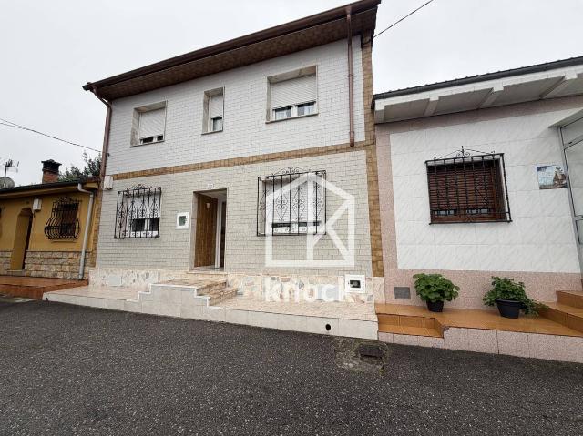Casa adosada en Venta en La Felguera