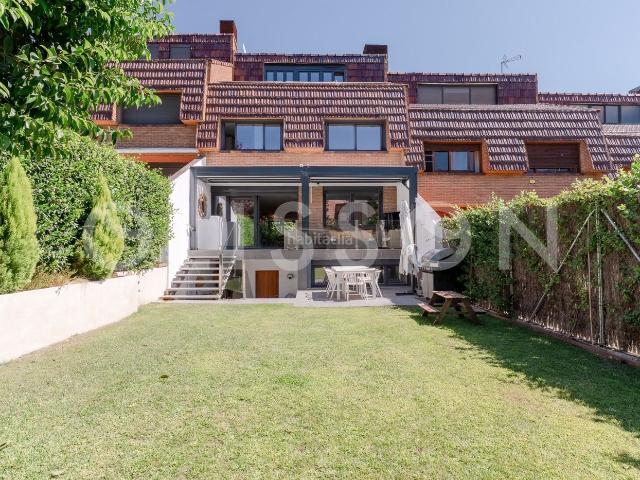 Casa adosada en venta en La Moraleja, El Soto de la Moraleja. Amplitud y jardín en El Soto de la Moraleja. Casas adosadas La.