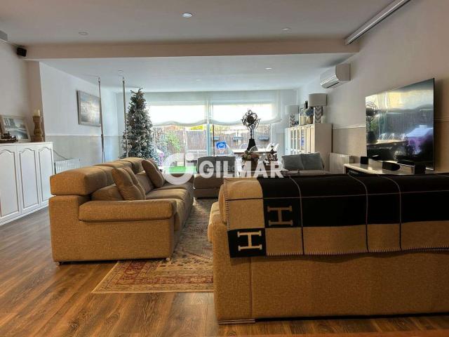 Casa adosada en venta en La Moraleja, El Soto de la Moraleja. Chalet adosado en Soto de la Moraleja de 285 m repartido en varias plantas. Cuenta con 5 dormitorios, 5 baños y 1 salón.DISTRIBUCI. Casas.