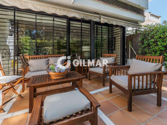 Casa adosada en venta en La Moraleja, El Soto de la Moraleja. Chalet Adosado en Soto de la Moraleja de 230 m2 en parcela de 50 m2 con jardín de 50 m2 repartido en 4 plantas. Cuenta con 5 dormi. Casas.