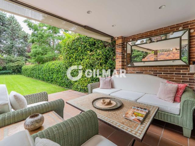 Casa adosada en venta en La Moraleja, El Soto de la Moraleja. Chalet adosado en Soto de la Moraleja de 341 m con jardín de 234 m repartido en 4 plantas. Cuenta con 5 dormitorios, 5 baños, orie. Casas.