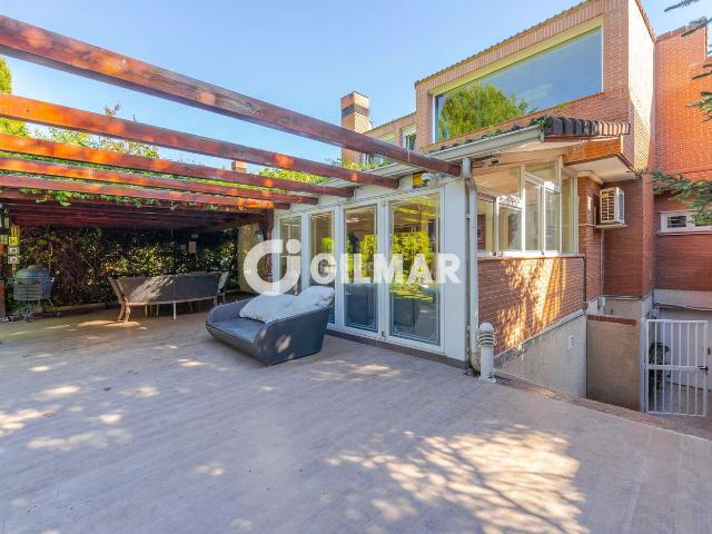 Casa adosada en venta en La Moraleja, El Soto de la Moraleja. En el prestigioso enclave de Soto de La Moraleja, dentro de la provincia de Madrid, se encuentra este exclusivo chalet adosado que. Casas.