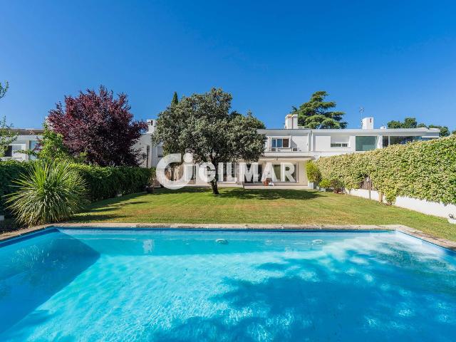 Casa adosada en venta en La Moraleja, Urbanización La Moraleja. Chalet adosado en La Moraleja de 460 m2 en parcela de 740 m2 repartido en planta. Cuenta con 6 dormitorios, 5 baños y 3 salones.DI.