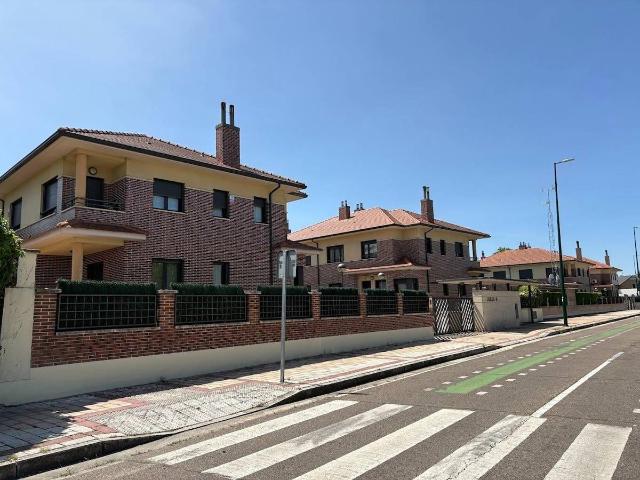 Casa adosada en Venta en La Victoria Puente Jardín