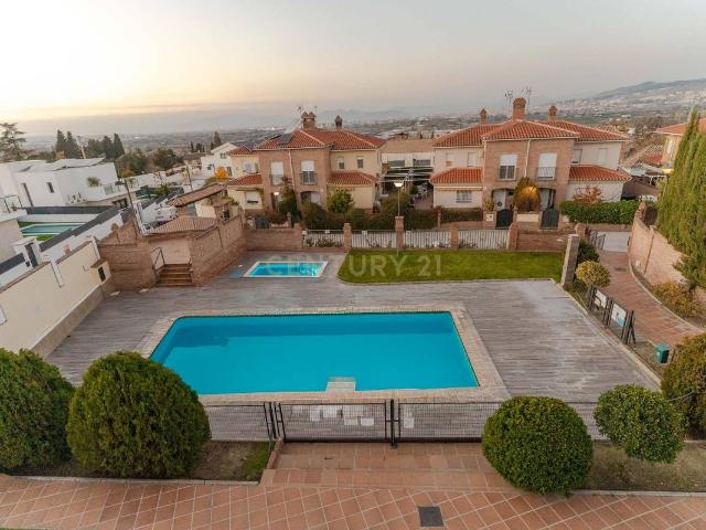 Casa adosada en Venta en La Zubia Ciudad