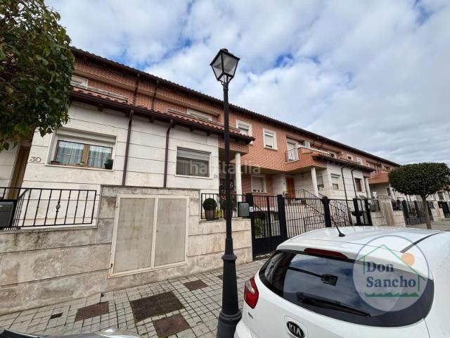 Casa adosada en venta en Laguna de Duero. Inmueble sin posesión y sin acceso al interior.Vivienda que puedes adquirir en propiedad, con una superficie de 236m muy bien dist. Casas adosadas Laguna de.