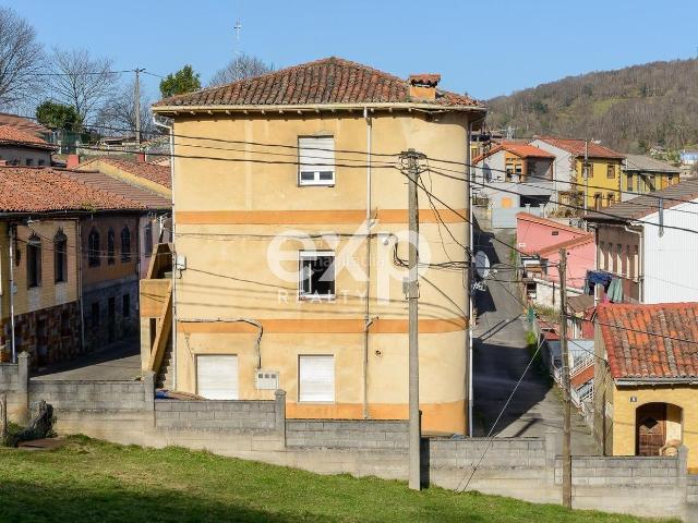 Casa adosada en venta en Langreo, Sama. EDIFICIO DE 3 PLANTAS CON 3 VIVIENDAS INDEPENDIENTES Y VISTAS AL VALLE. Casas adosadas.