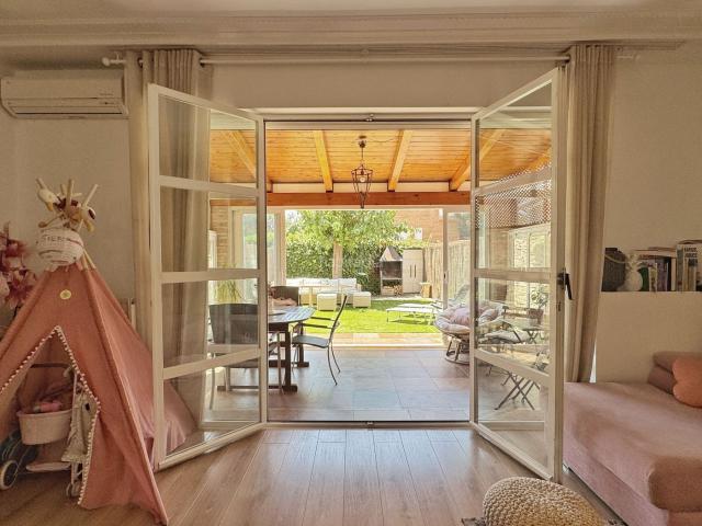 Casa adosada en venta en Lardero. Adosado con amplio patio y completas zonas comunes en Villapatro. Casas adosadas.