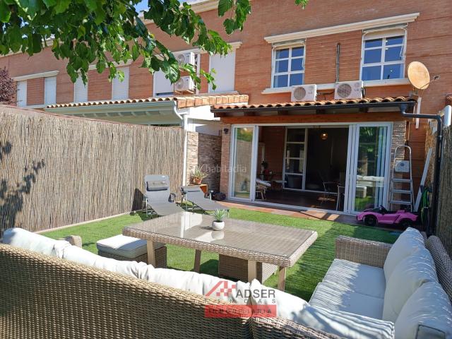 Casa adosada en venta en Lardero. CASAS QUE ENAMORAN CON SOLO VERLAS POR PRIMERA VEZ. Casas adosadas.