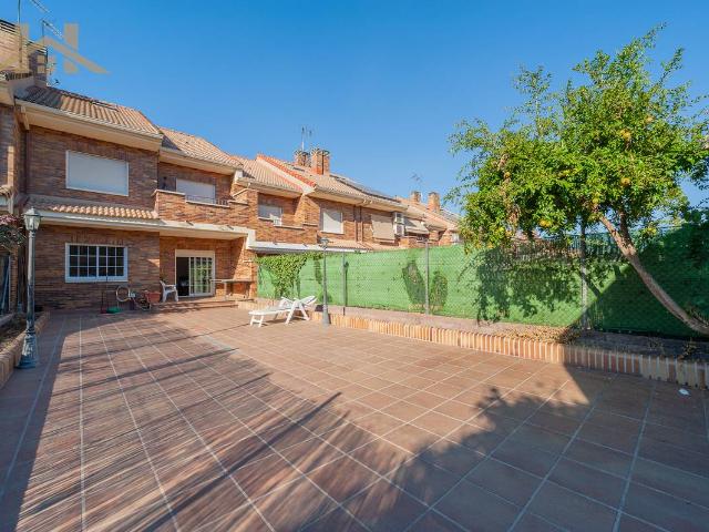 Casa adosada en Venta en Las Castañeras Bulevar